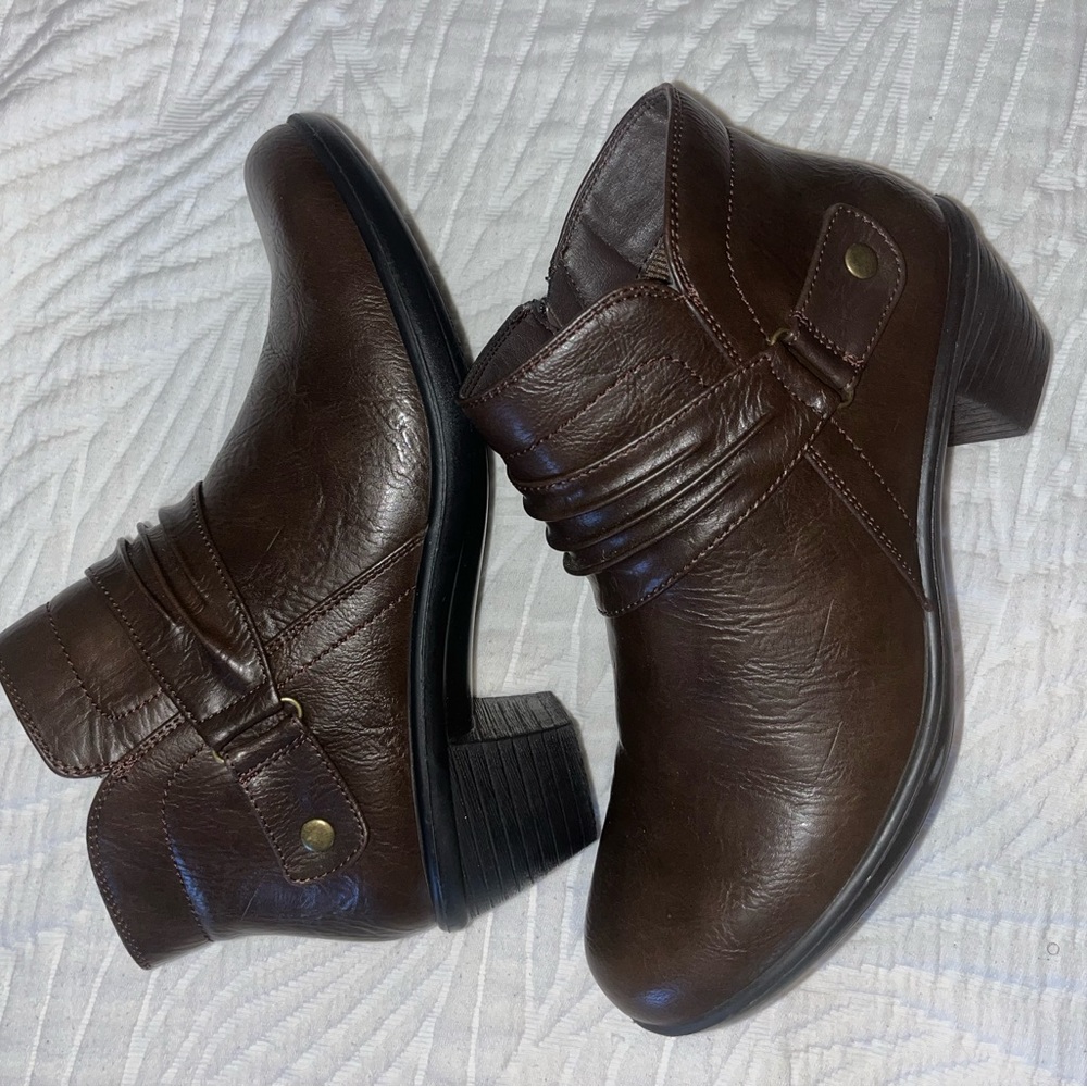 Like new women’s brown booties
